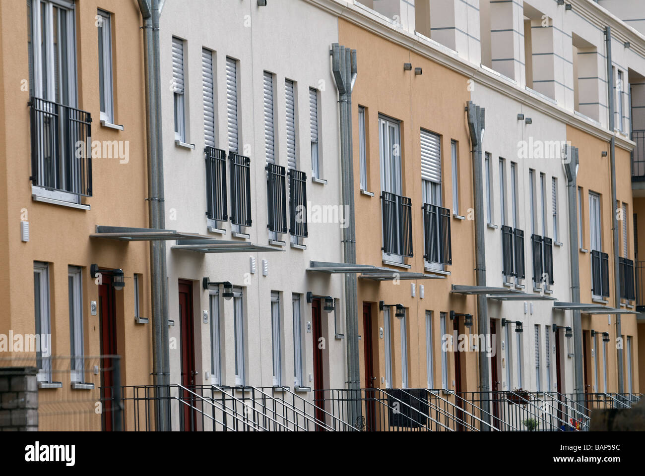 Nuova costruzione di alloggi sociali dello sviluppo con energia geotermica riscaldamento, Colonia, nella Renania settentrionale-Vestfalia (Germania). Foto Stock