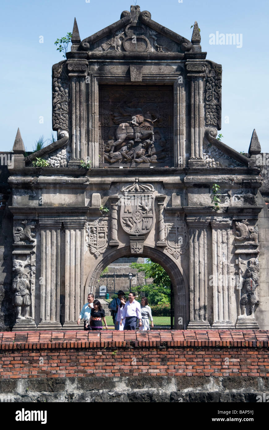 I turisti ad esplorare i resti del Forte Santiago per un tour a piedi con Carlos Celdran a Manila nelle Filippine Foto Stock