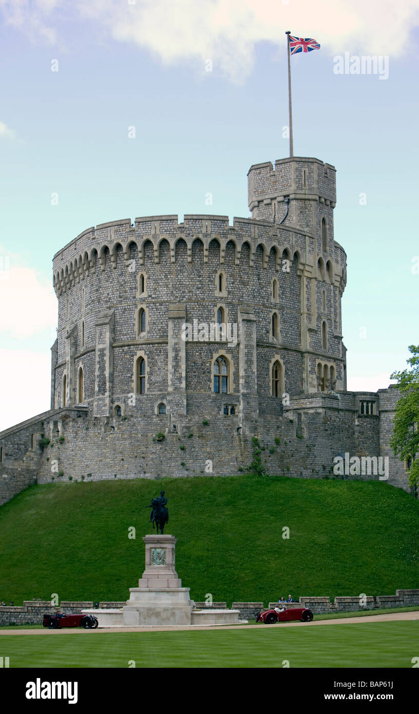 Due vintage MG auto sportive guidare passato la torre rotonda al Castello di Windsor in Berkshire REGNO UNITO Foto Stock