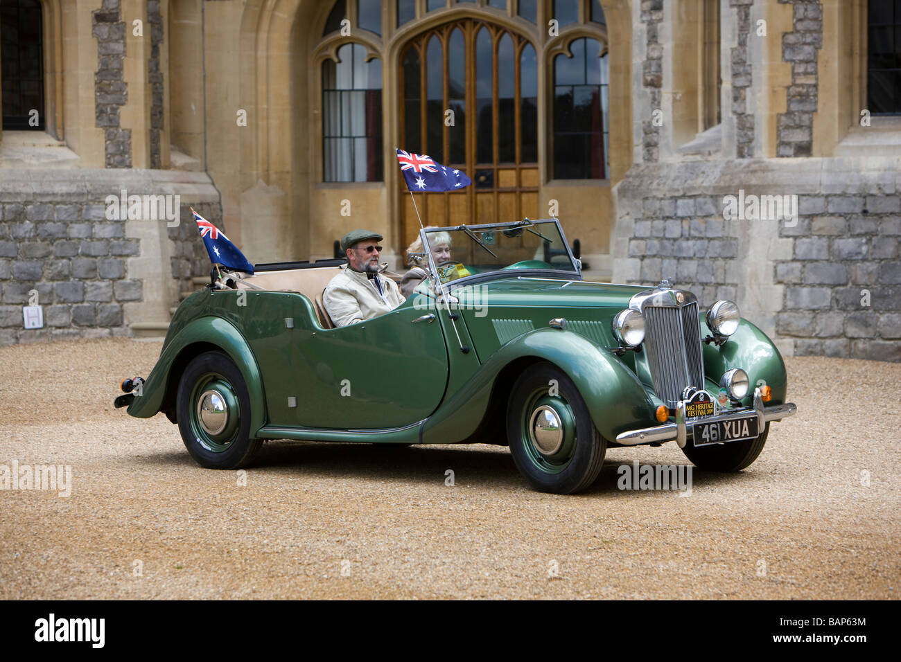 Un vintage MG auto sportiva aziona attraverso il quadrangolo al Castello di Windsor in Berkshire REGNO UNITO Foto Stock