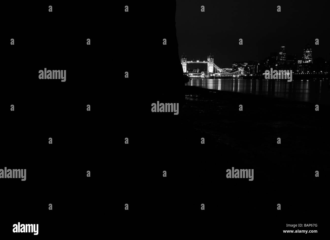 Vista dal Tamigi foreshore a bassa marea verso il Tower Bridge e la città di Londra, Regno Unito Foto Stock