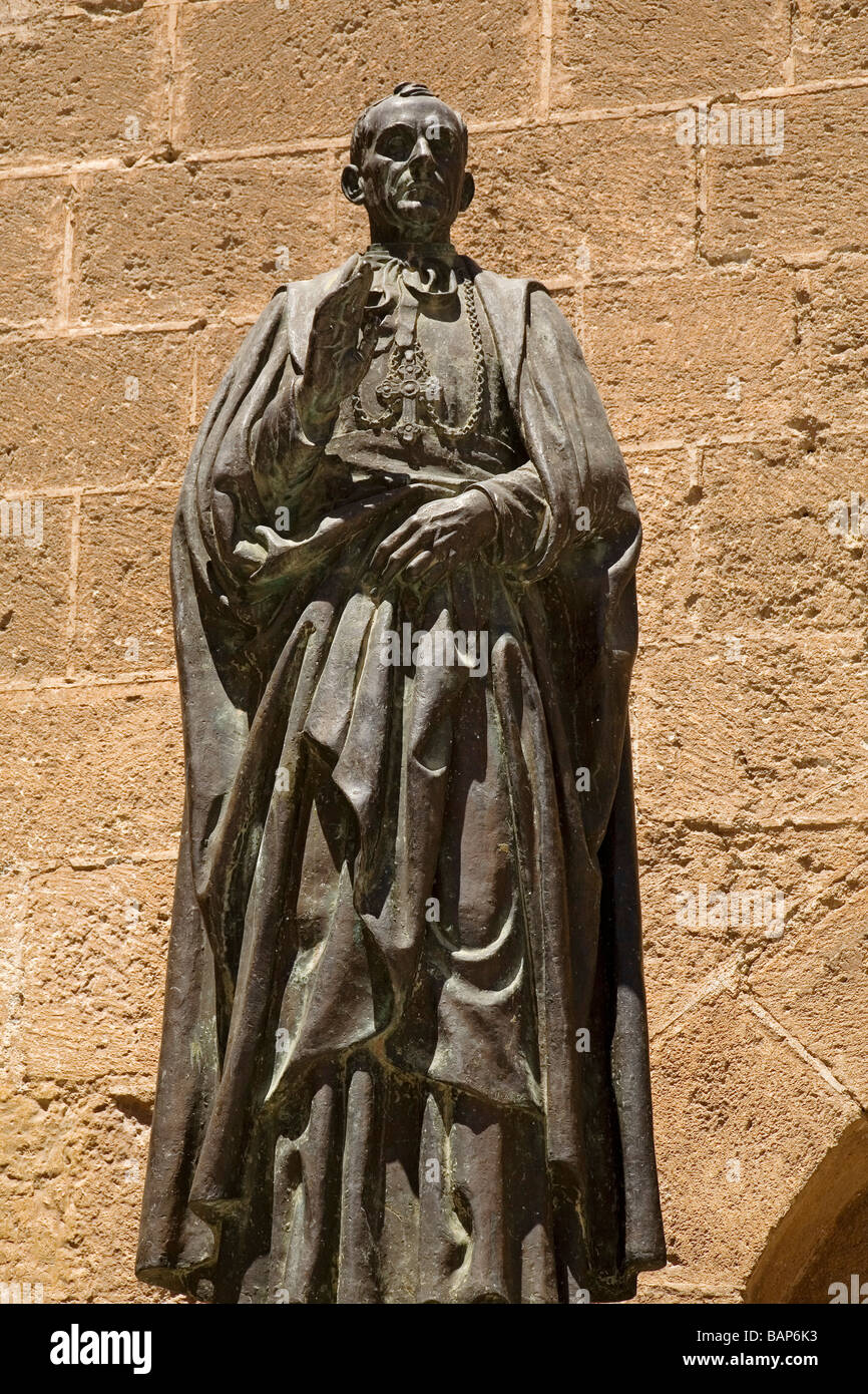 La scultura del Vescovo il Beato Diego Ventaja Milano nella cattedrale di Encarnación Almeria Andalusia Spagna Foto Stock