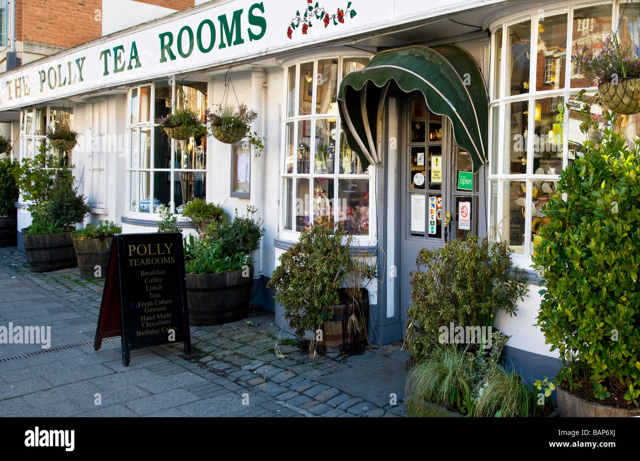 La Polly sale da tè in High Street nel tipico inglese città mercato di Marlborough Wiltshire, Inghilterra REGNO UNITO Foto Stock