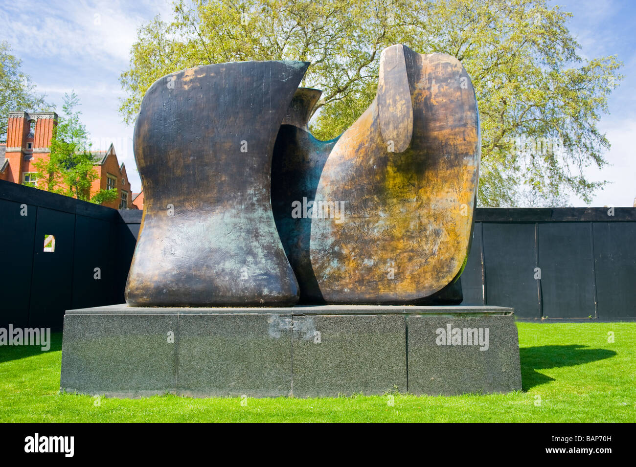 La piazza del Parlamento , Westminster , bronzo contemporaneo del bordo della lama in due pezzi di Henry Moore completato nel 1962 in College Green Foto Stock