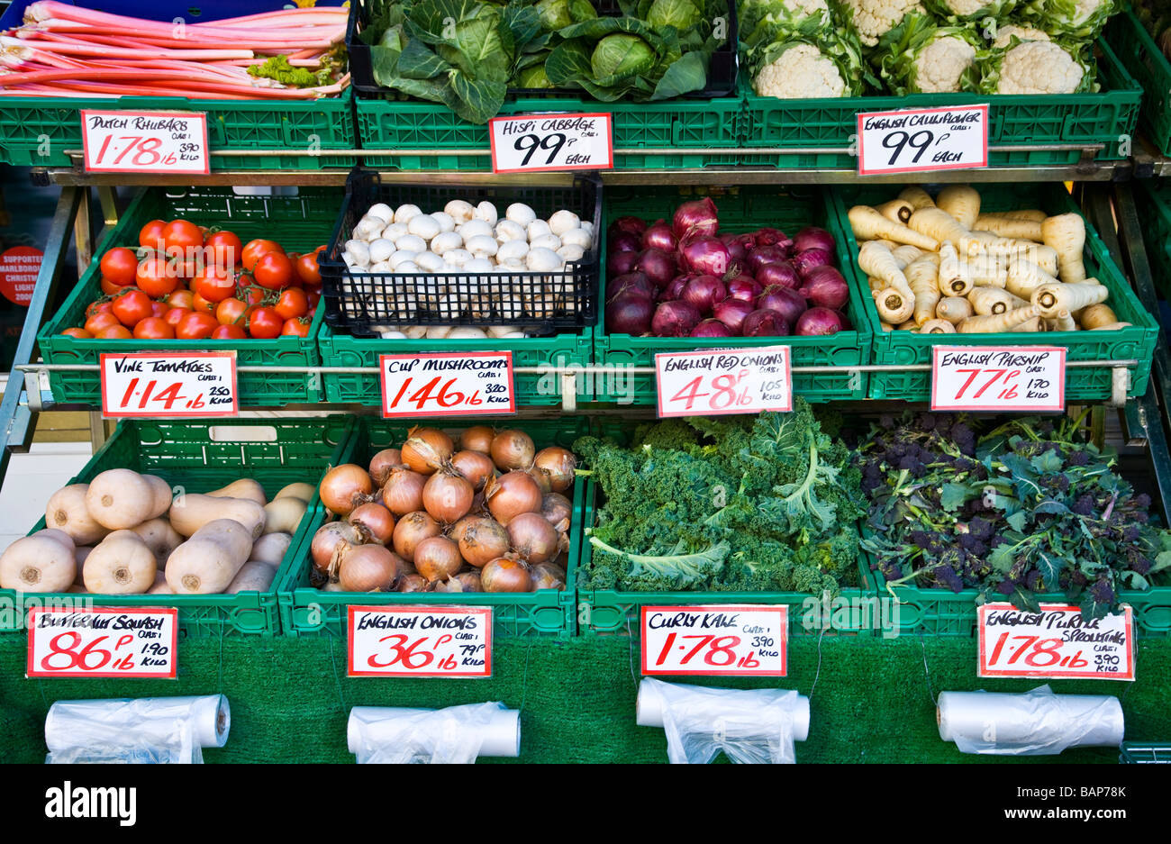 Misto di verdure fresche nella visualizzazione a più livelli al di fuori di un fruttivendolo shop o negozio in Inghilterra REGNO UNITO Foto Stock