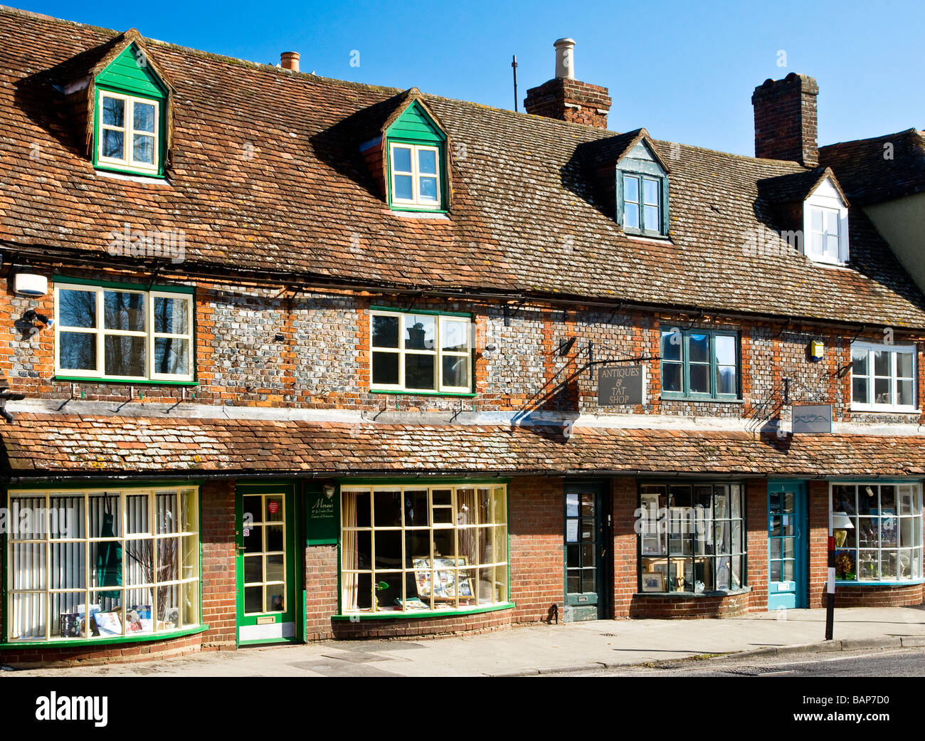 Una fila di pittoresca vecchia bow fronteggiata negozi in inglese tipica città mercato di Marlborough Wiltshire, Inghilterra REGNO UNITO Foto Stock