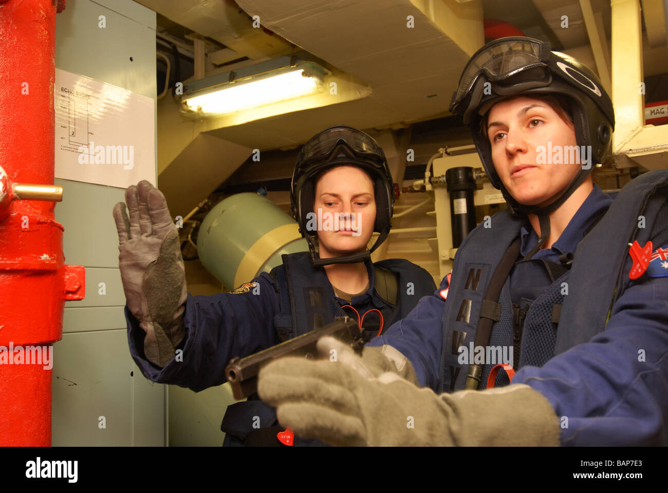 Due donne marinai di essere addestrato a bordo di imbarcazioni sospette nei pressi di piattaforme petrolifere Foto Stock