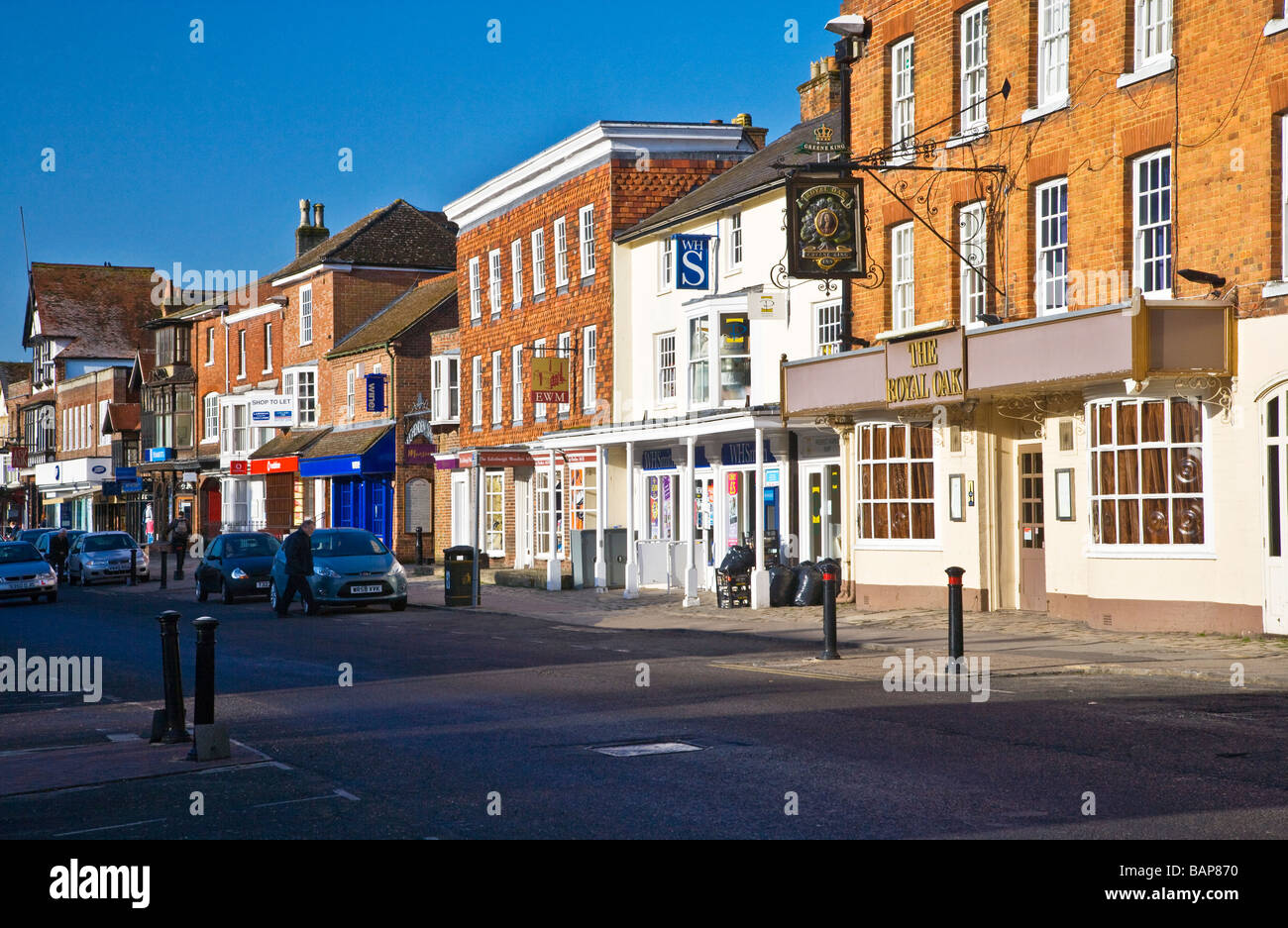 Negozi e pub in High Street nel tipico inglese città mercato di Marlborough Wiltshire, Inghilterra REGNO UNITO Foto Stock