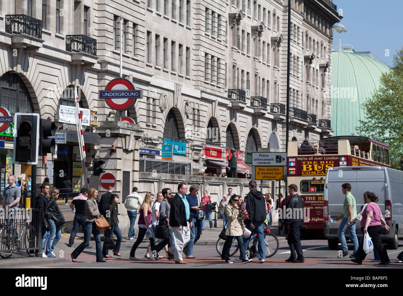 La strada trafficata scena in corrispondenza della stazione di Baker Street a Londra con il Madame Tussauds Foto Stock