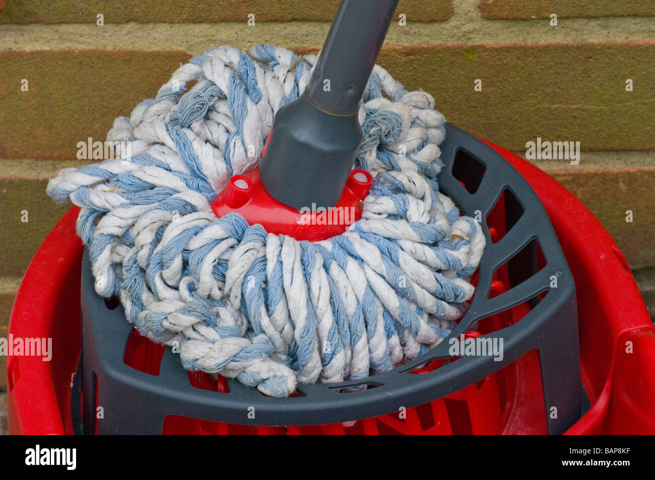 Piano Mop e Rosso secchio di plastica Foto Stock