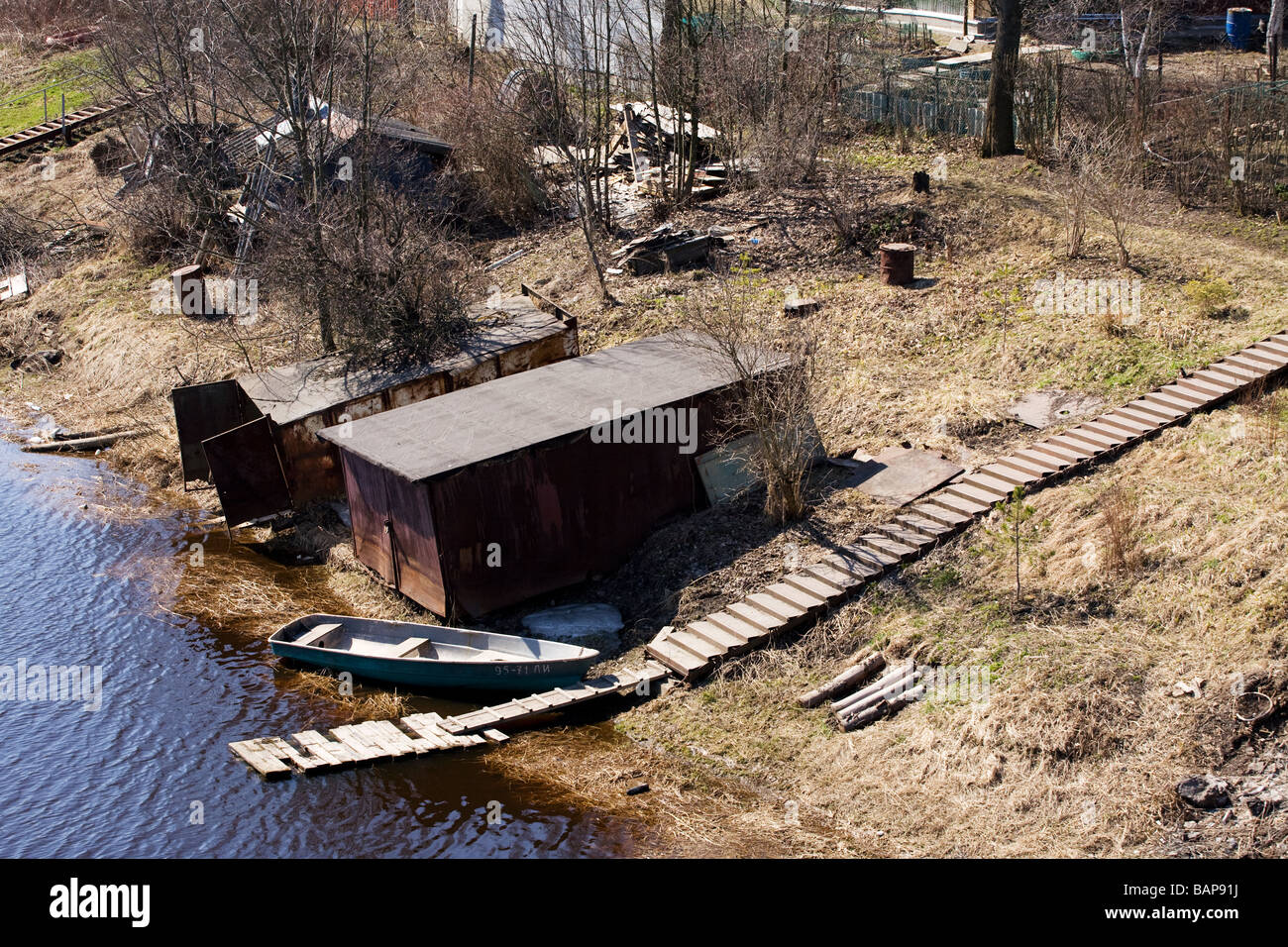 Barca fienile in ambito rurale river coast Foto Stock