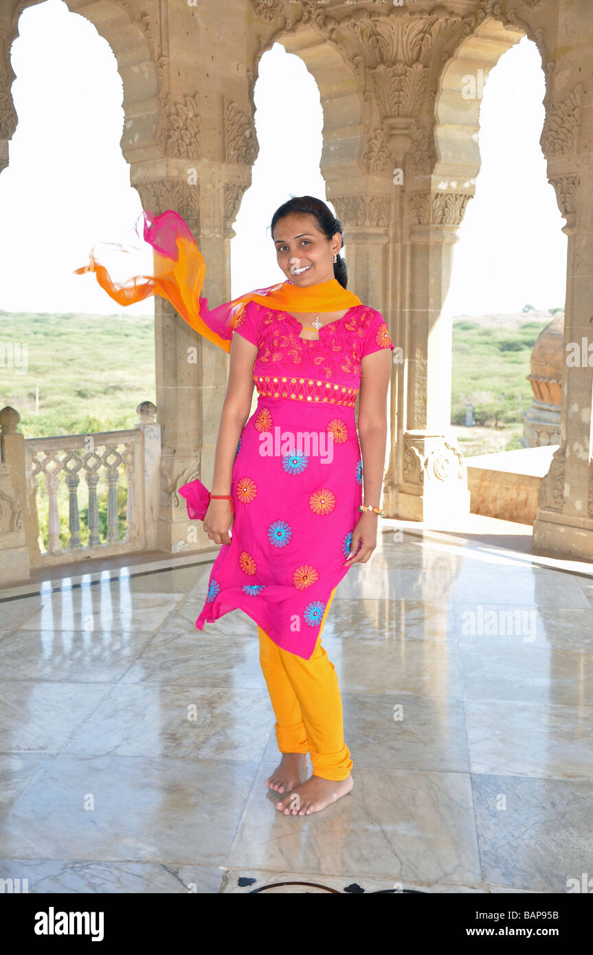 Una ragazza in un grazioso Shalwar Kameez a Mandvi Palace, Kutch, Gujarat, India Foto Stock