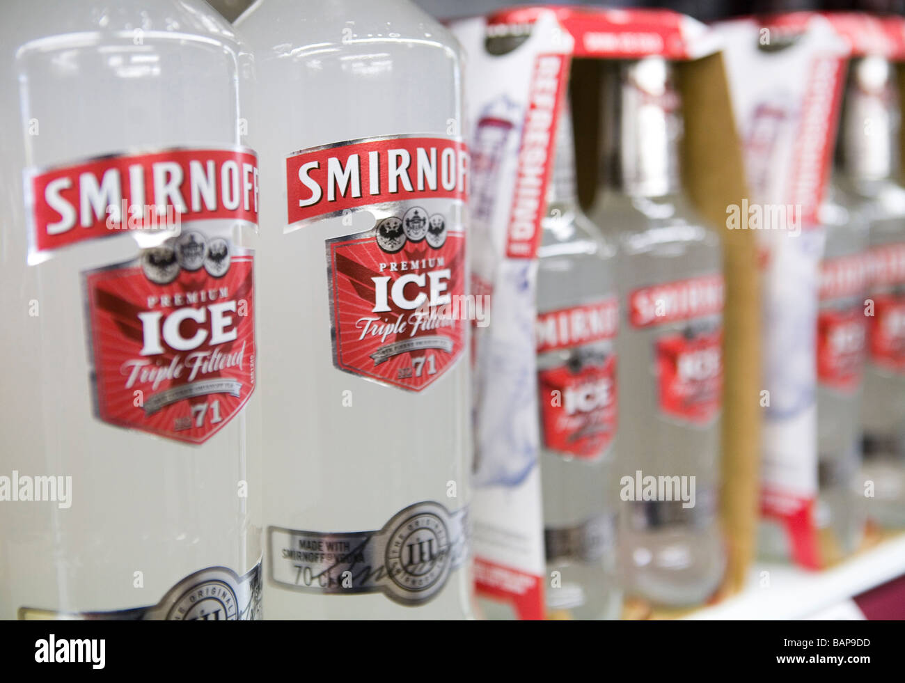Bottiglie di Smirnoff Ice sul ripiano in una licenza off Foto Stock