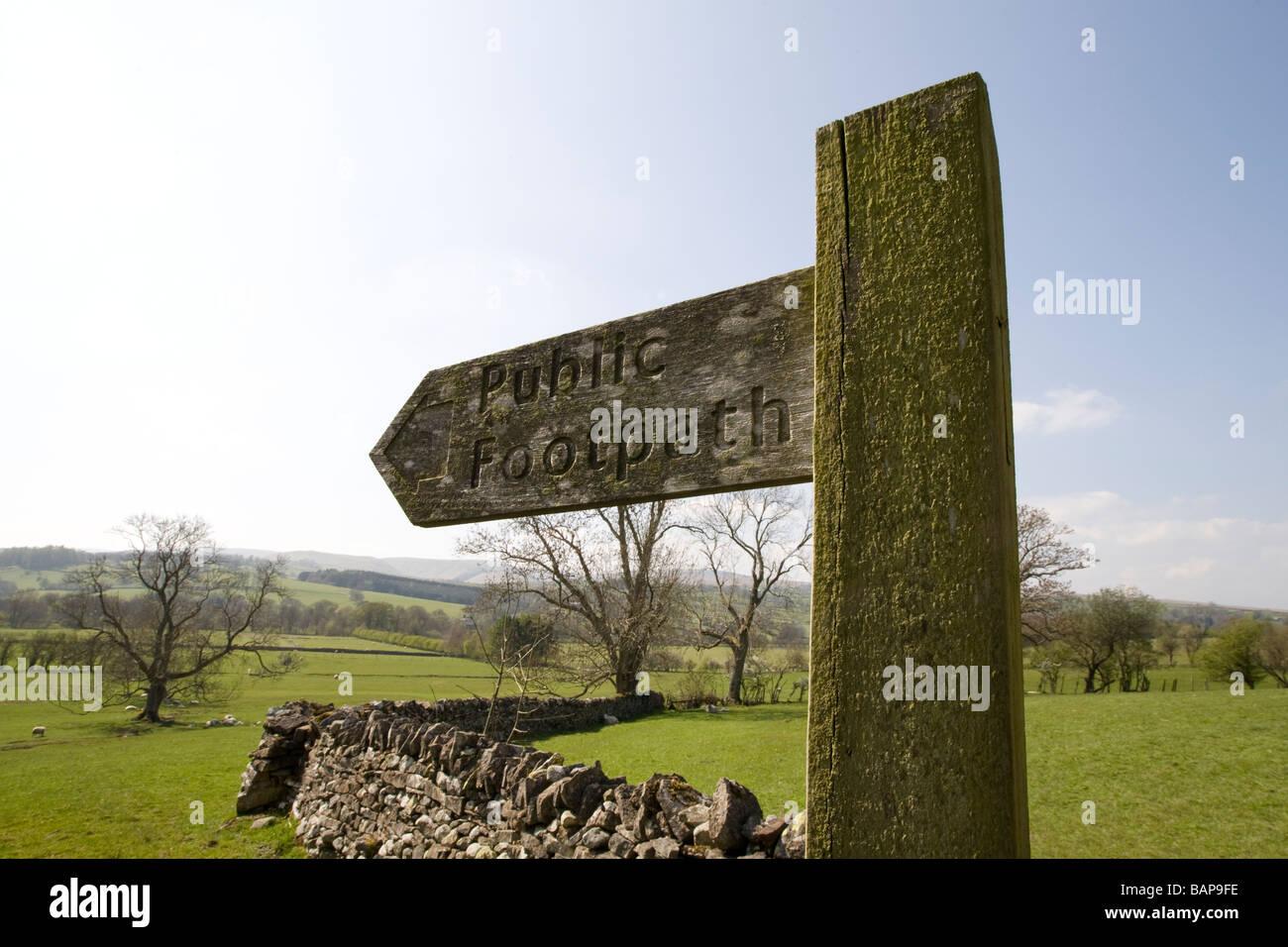In legno tradizionale segno sentiero da muretti a secco in pietra in Cumbria, Lake District Inghilterra REGNO UNITO Foto Stock
