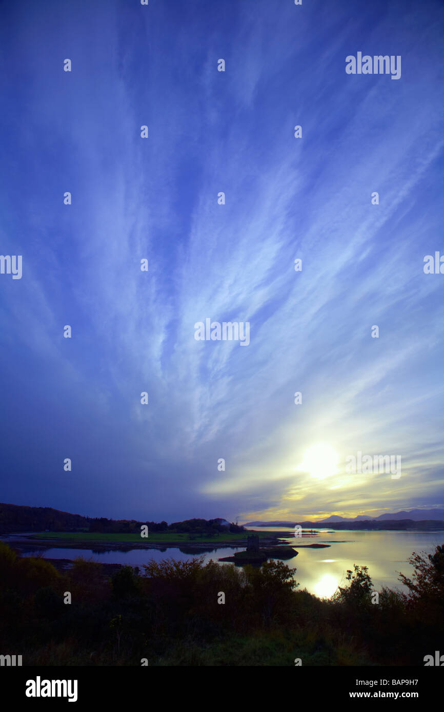 Cielo blu e nuvole. Tramonto sul Castello Stalker dalla vista del Castello Stalker Foto Stock