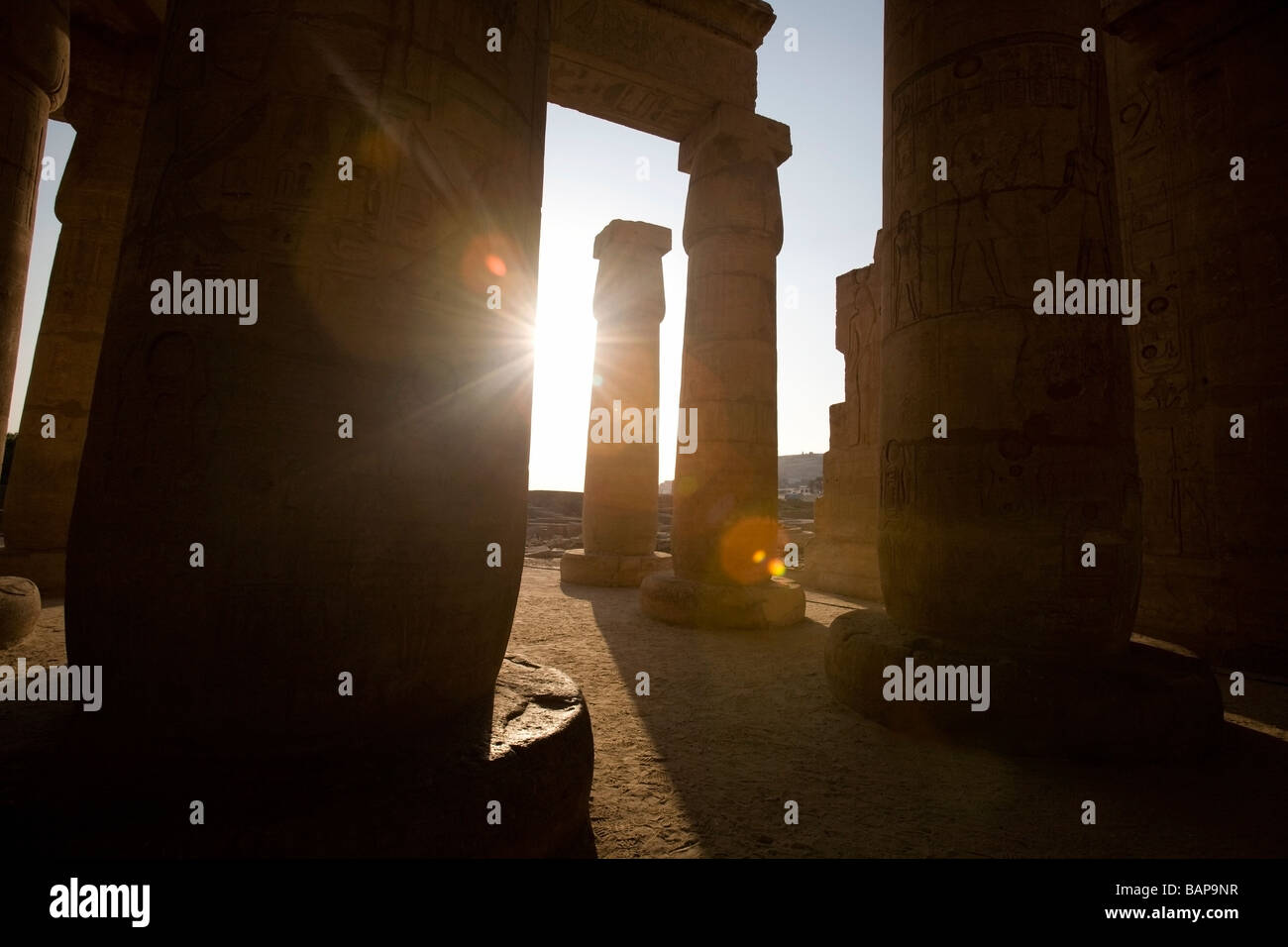 A Luxor Egitto; il Ramesseum, Sunburst attraverso il tempio di Ramses II Foto Stock