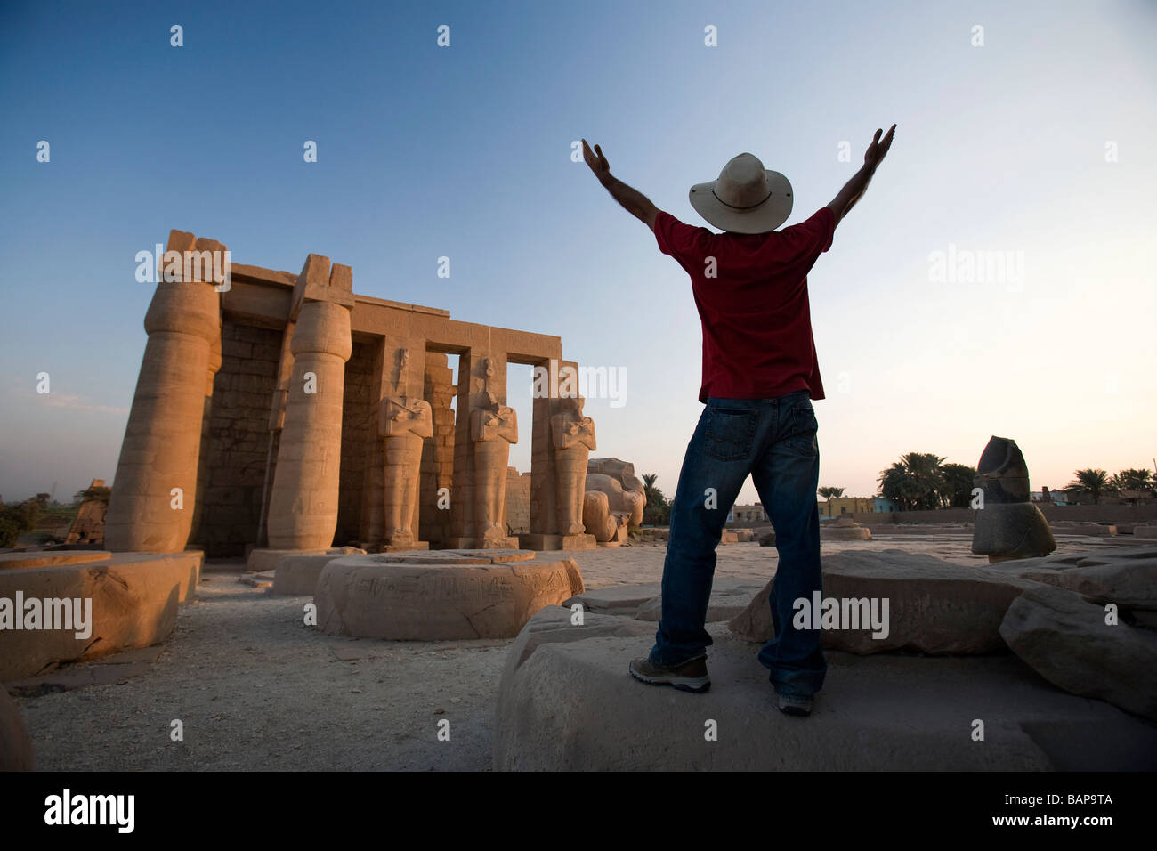 A Luxor Egitto; il Ramesseum, l uomo con le braccia sollevate Foto Stock