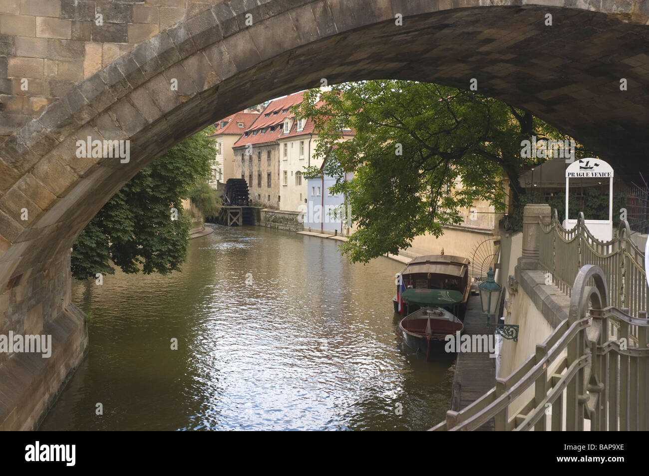 Elk188 1356 Repubblica Ceca Praga Mala Strana canal scena Foto Stock