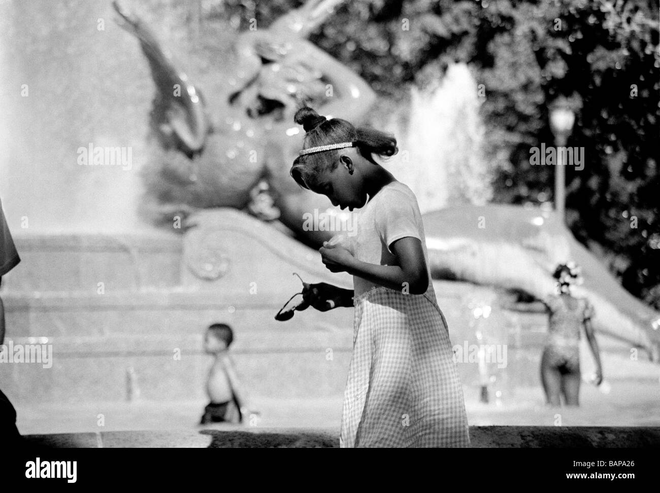Bambini che giocano a Swann Fountain nel Logan's Circle, Philadelphia, Pennsylvania Foto Stock