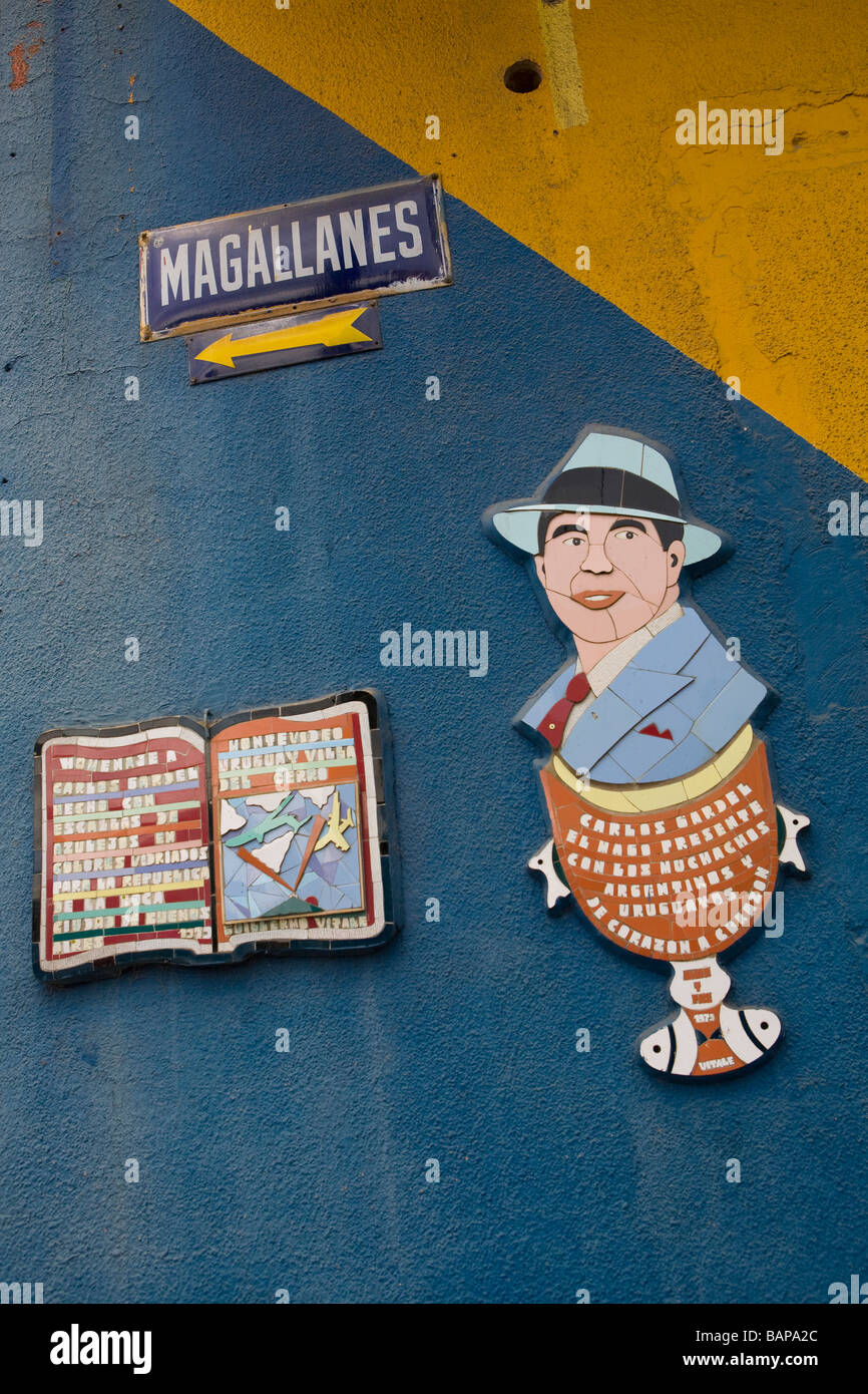 Magallanes strada segno e Carlos Gardel mosaico arte ritratto in una parete di La Boca distretto, Buenos Aires Foto Stock