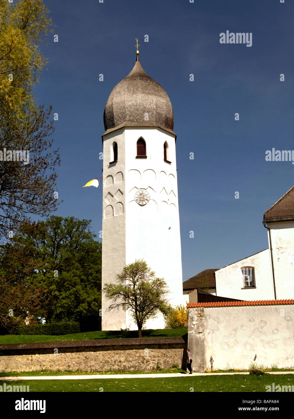 Chiesa torre con orologio, il campanile, il monastero benedettino di Frauenwoerth, isola di Fraueninsel, Lago di Frauenchiemsee o Chiemsee Foto Stock