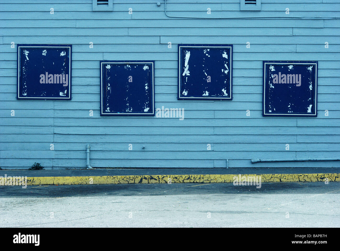 Dettagli architettonici di una facciata di edificio di luce blu schierandosi con blu scuro quadrato segni bianco e giallo di frenare Foto Stock