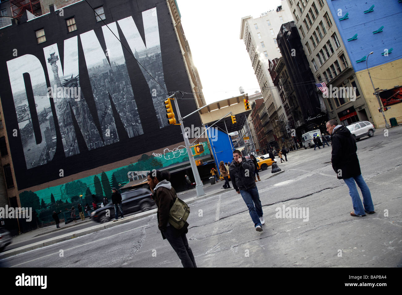 Scena di strada, DKNY affissioni, New York Foto Stock