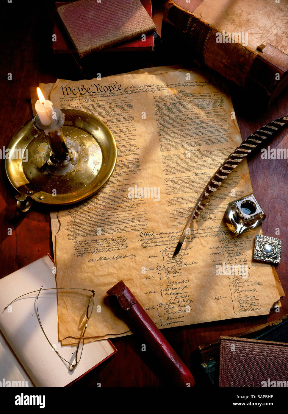 Un desktop Scena raffigurante la firma della Dichiarazione di Indipendenza Americana con la penna del cappello e una candela Foto Stock