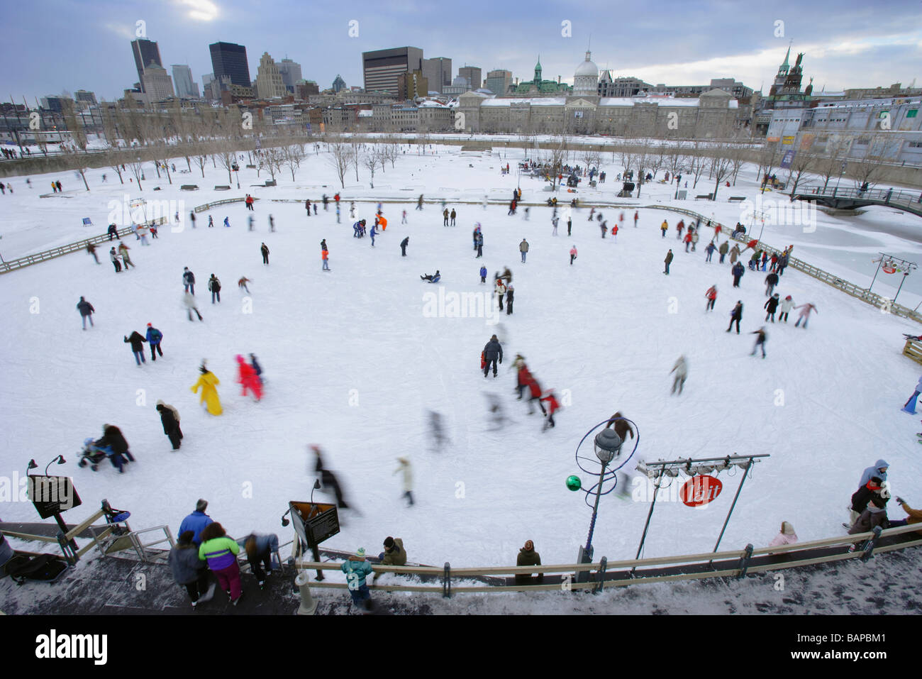 Il Montreal Alta Festival delle Luci. Vista di pattinatori a Bonsecours bacino e città, Quebec, Canada Foto Stock