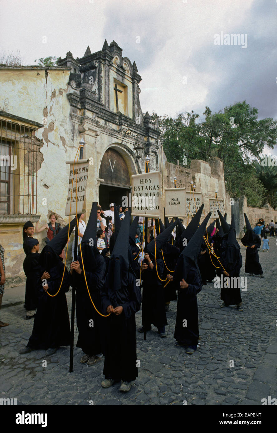 Partecipanti cattolici in nero che trasportano i messaggi religiosi durante le festività di Pasqua processione del Venerdì santo ANTIGUA GAUTAMALA Foto Stock