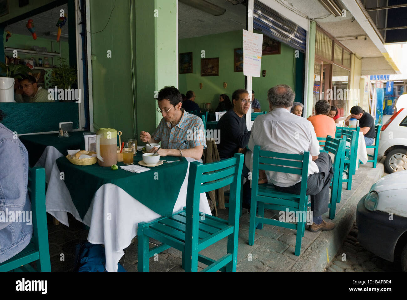 Popolo messicano di mangiare in un piccolo ristorante 'La Fonda' in Città del Messico. Foto Stock