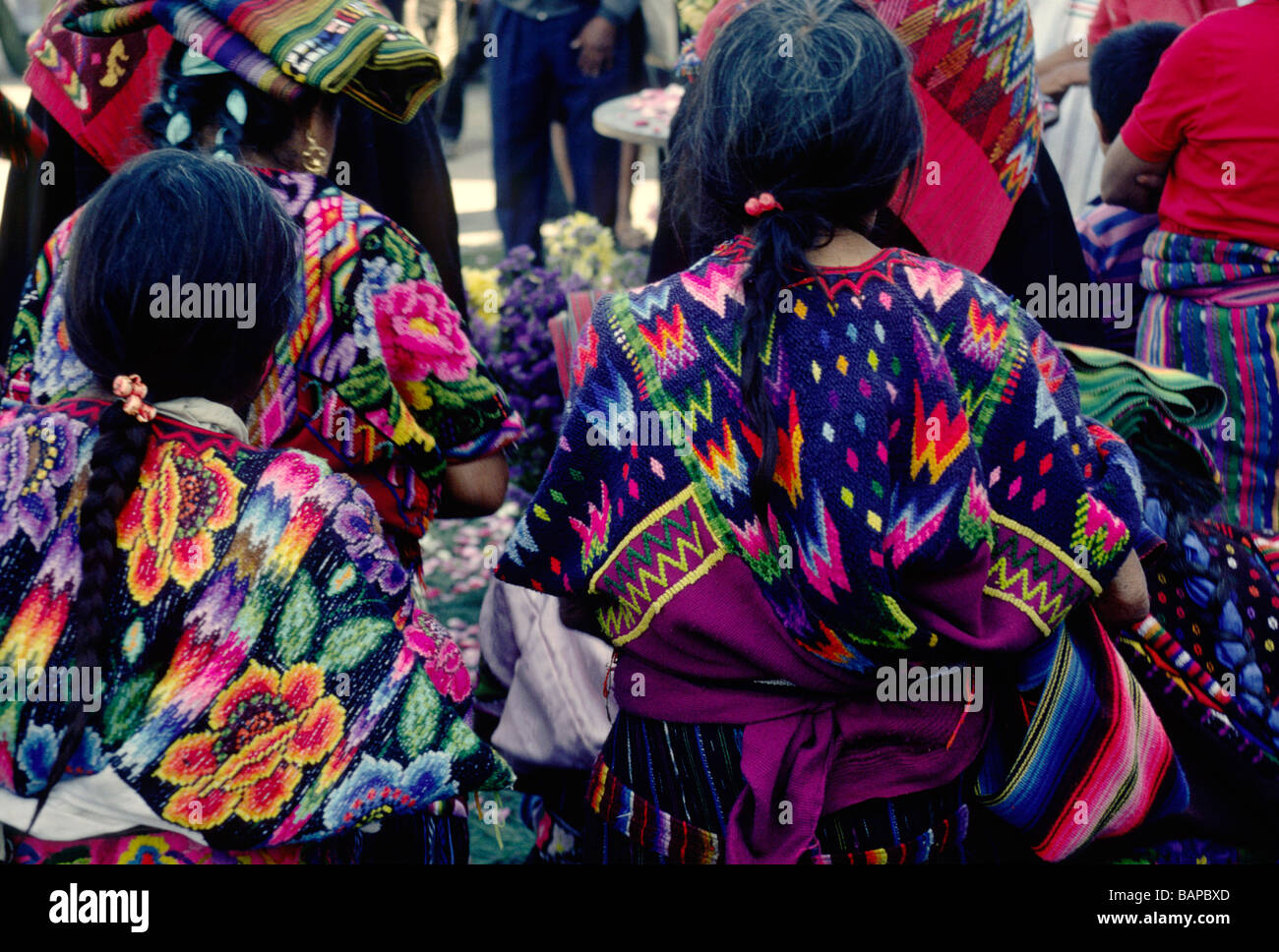 Le donne guatemalteche di Maya discesa indossando il tradizionale HUIPILS CHICHICASTENANGO GAUTAMALA Foto Stock