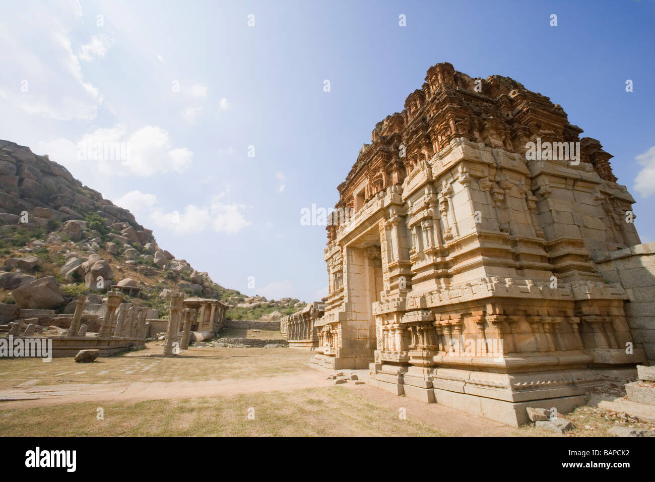 Incisione su un tempio, Achutaraya tempio, Hampi, Karnataka, India Foto Stock