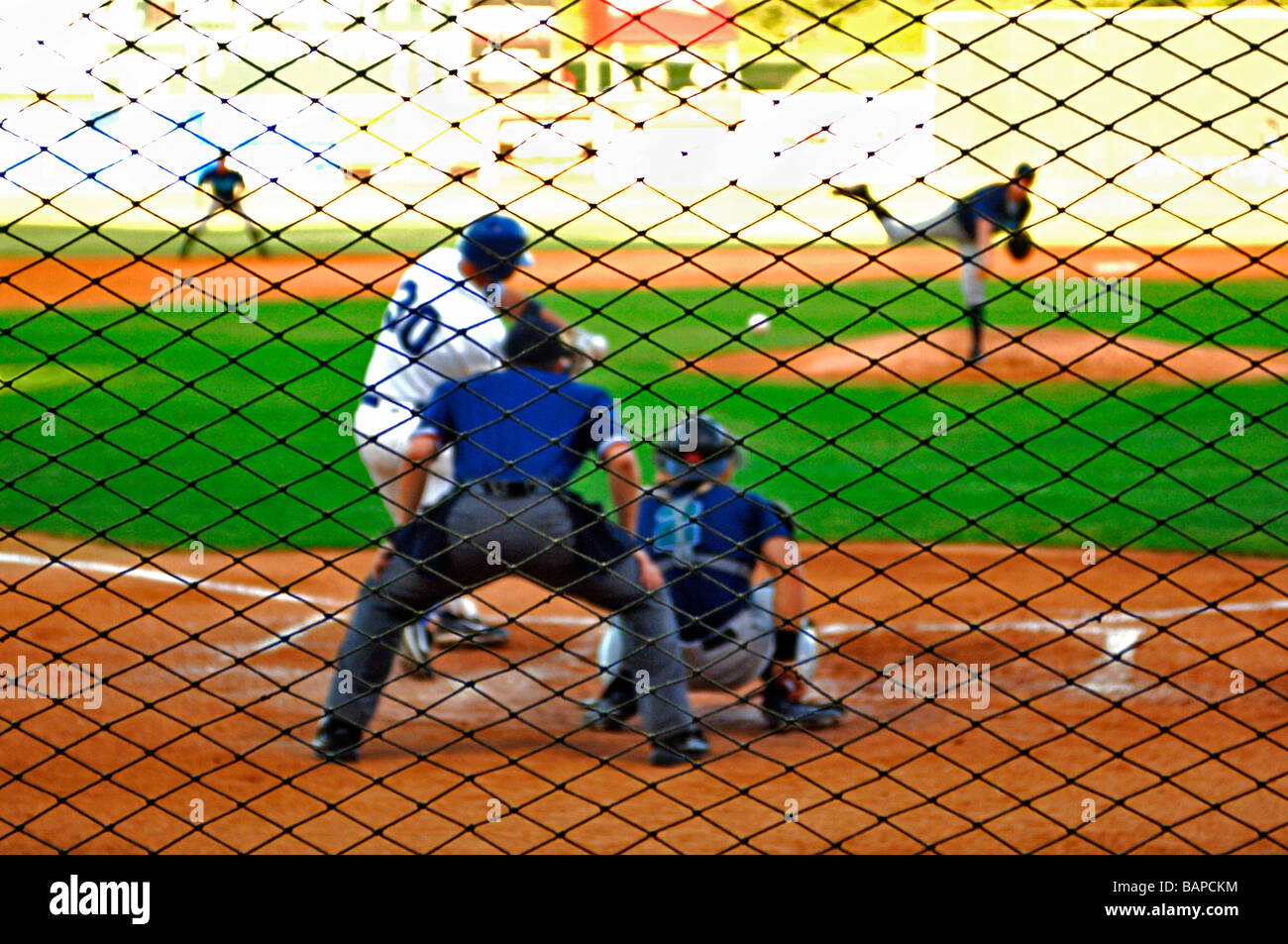 Gli uomini adulti, ragazzi, ragazze eseguire, play, stand e kick utilizzando confortevoli piede appropriato indossare per la loro attività atletiche Foto Stock