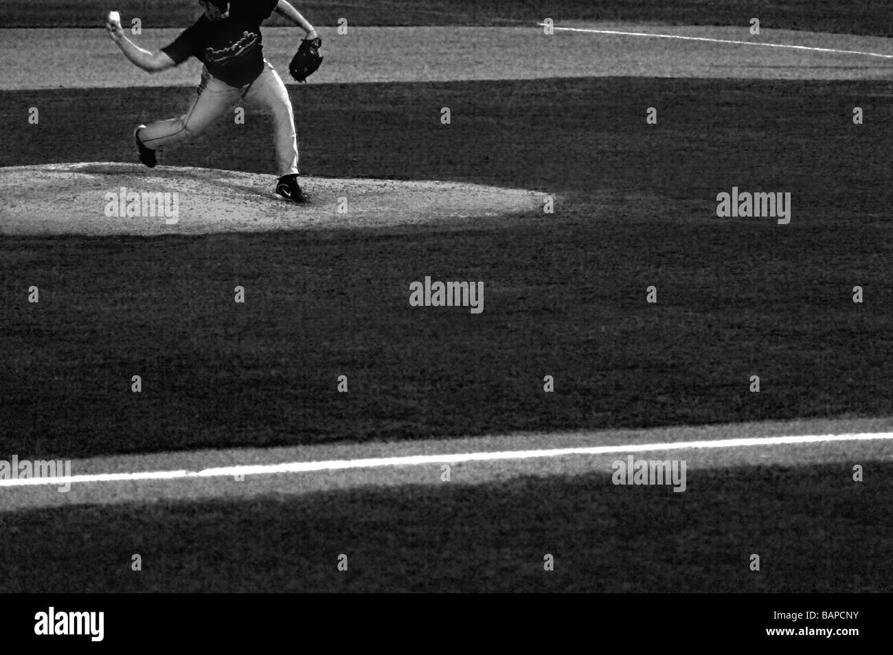 Gli uomini adulti, ragazzi, ragazze eseguire, play, stand e kick utilizzando confortevoli piede appropriato indossare per la loro attività atletiche Foto Stock