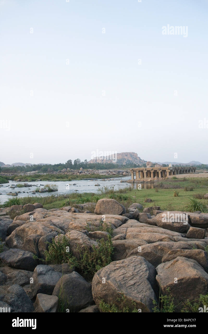 Rocce presso la banca di un fiume Fiume Tungabhadra, Hampi, Karnataka, India Foto Stock