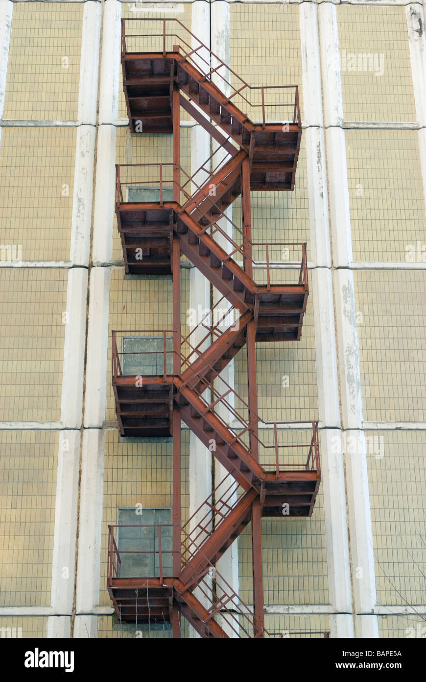 Rusty iron fire escape scalinata Foto Stock