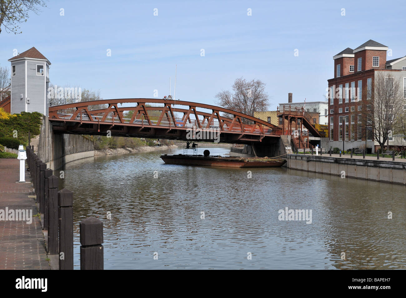 Manutenzione in corso sul ponte di sollevamento sul Canale Erie, Fairport, NY USA. Foto Stock