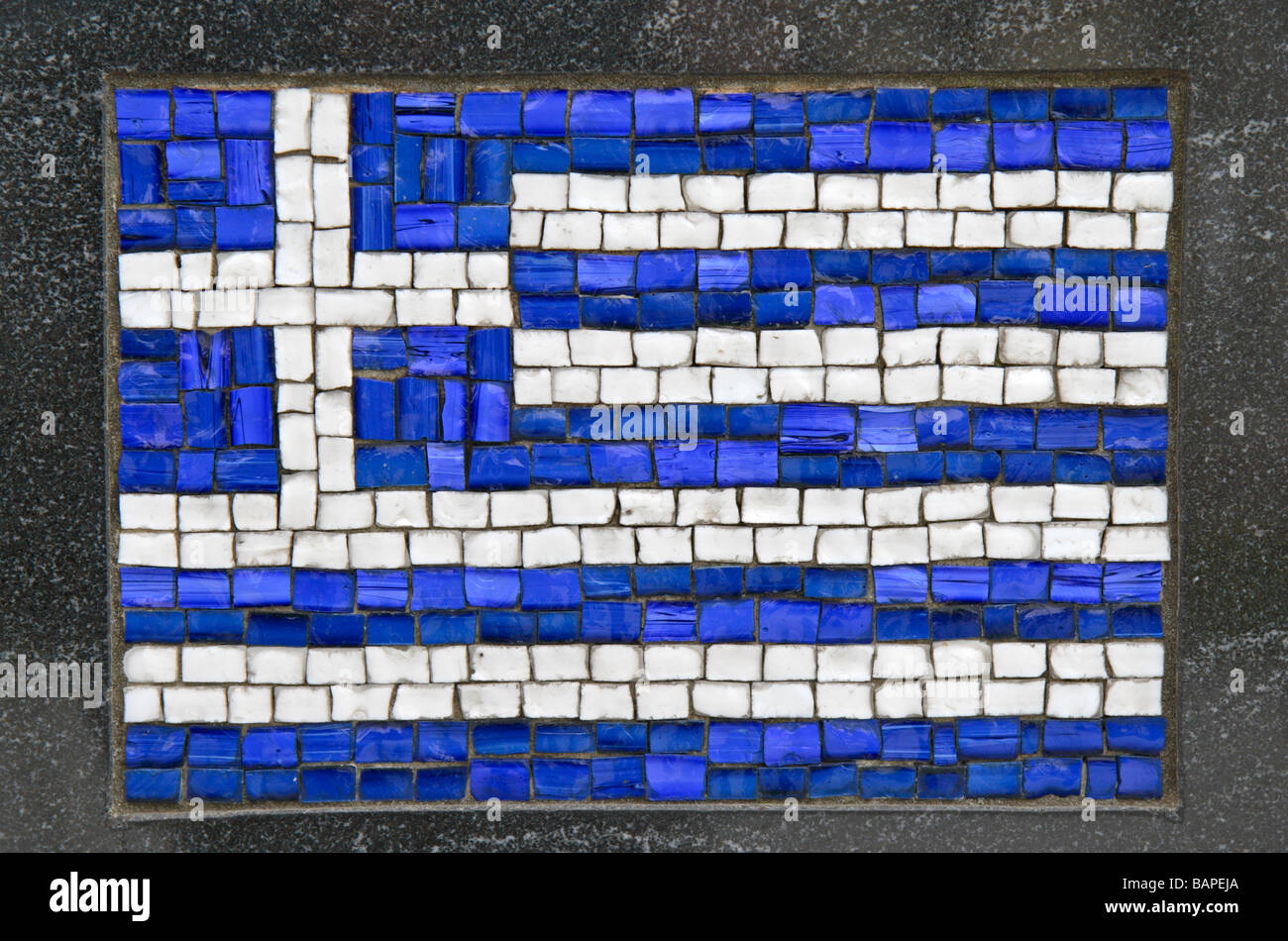 Un mosaico di bandiera greca sotto 'Il soldato universale", il Korean Veterans Memorial, Battery Park, New York, USA. Foto Stock