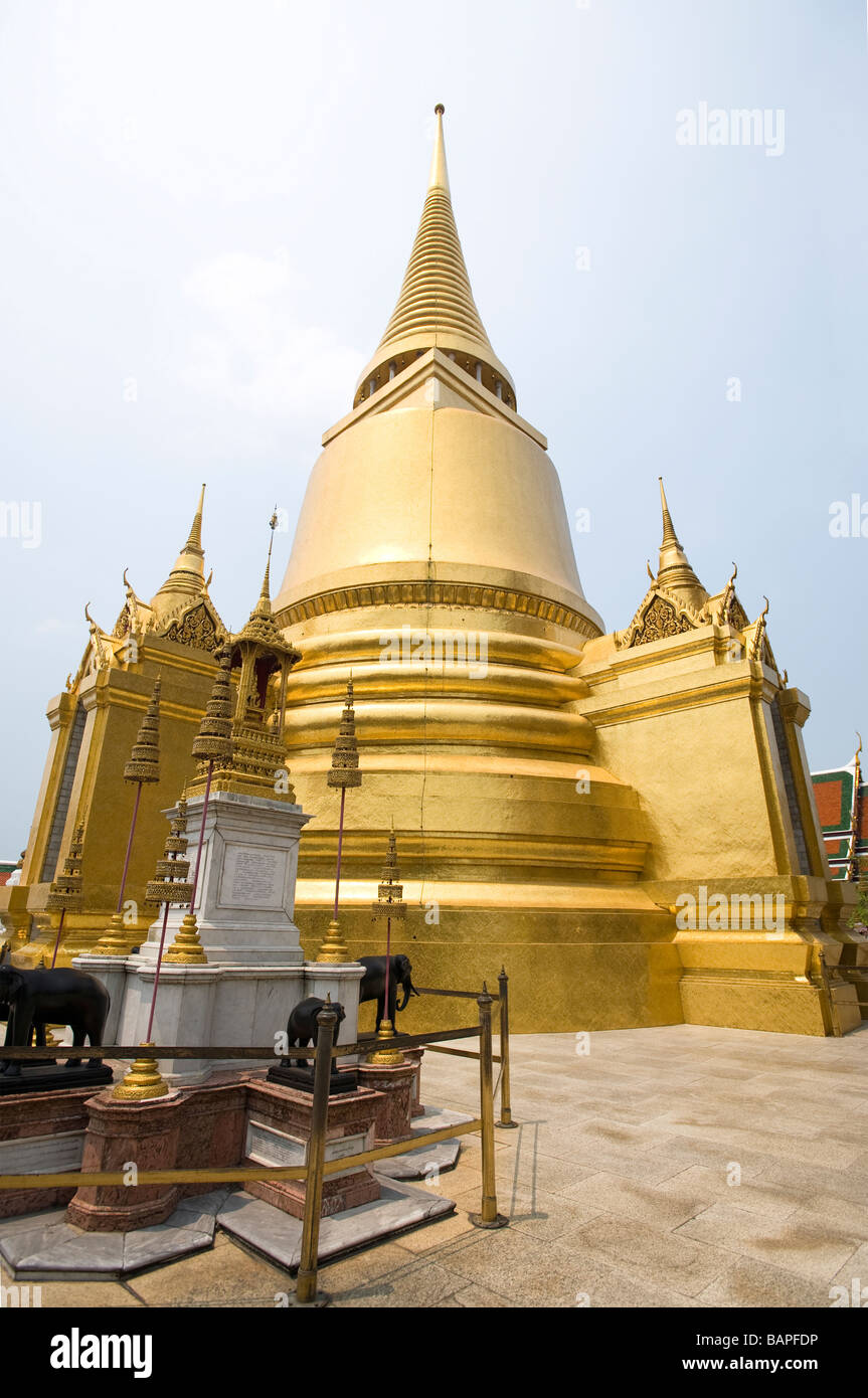 Phra Sri Rattana Chedi uno stupa di Wat Phra Kaew, Bangkok, Thailandia Foto Stock