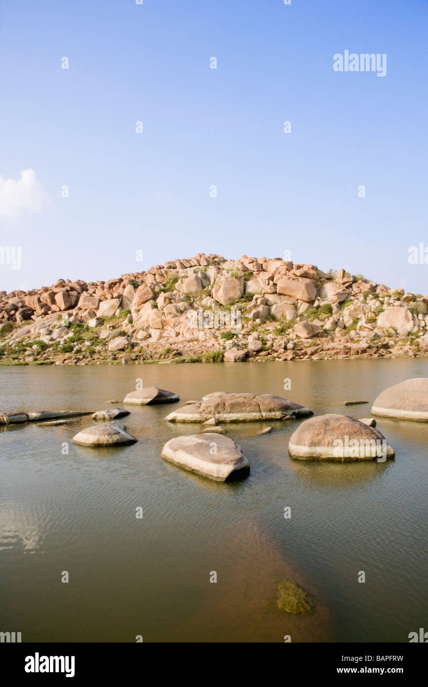 Le rocce in un fiume Fiume Tungabhadra, Hampi, Karnataka, India Foto Stock