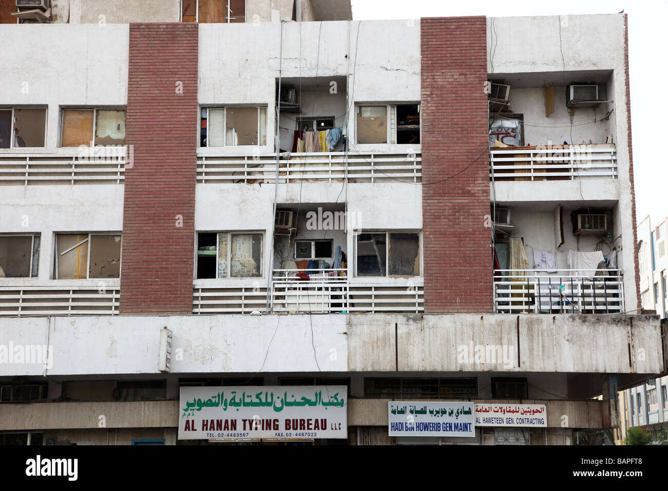 Scorrere verso il basso il blocco di appartamenti in citta' di Abu Dhabi Foto Stock