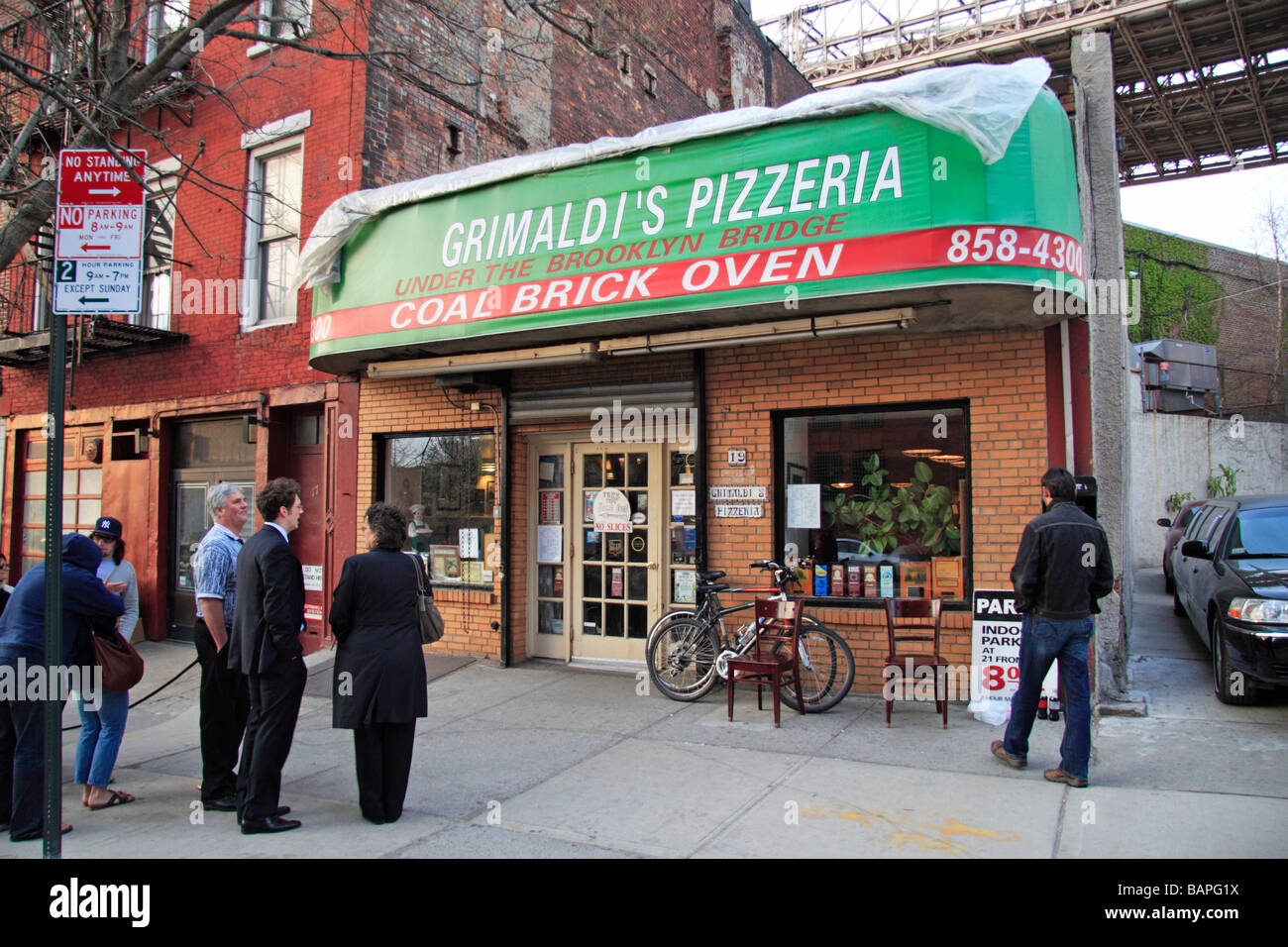 Una coda al di fuori del popolare del Grimaldi Pizzeria, sotto il ponte di Brooklyn, Dumbo, New York. Foto Stock