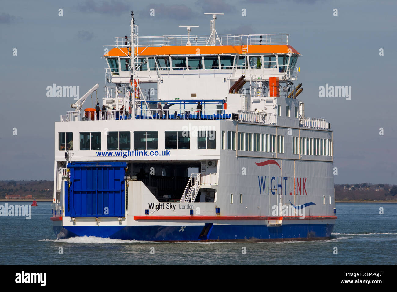 Nuovo collegamento Wight Ferry Pier lifebelt Yarmouth Isle of Wight England Regno Unito Foto Stock