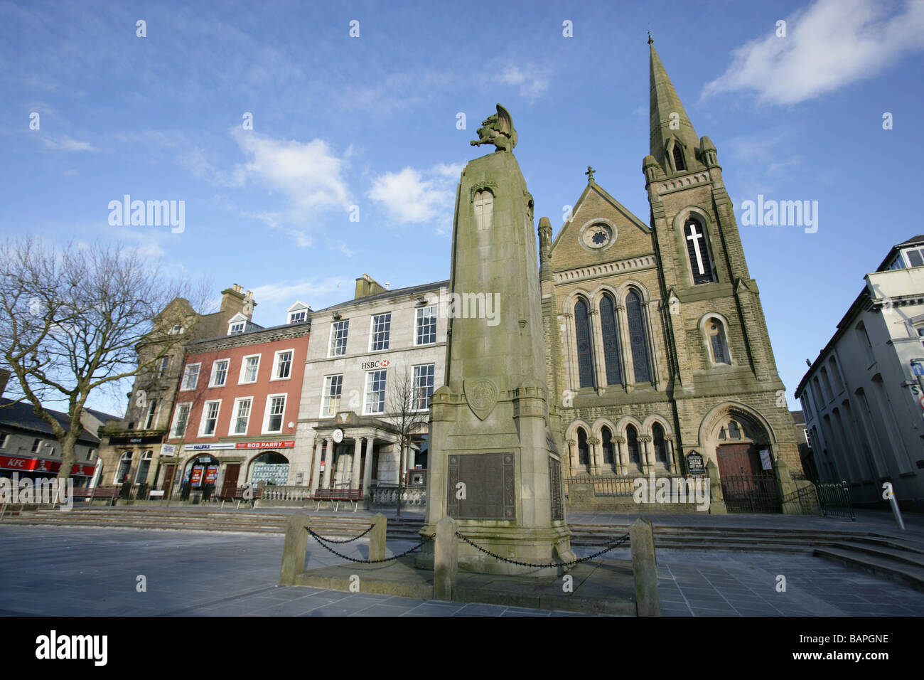 Città di Caernarfon, Galles. Caernarfon Seconda Guerra Mondiale memorial con la Piazza del Castello e dalla Chiesa Presbiteriana in background. Foto Stock