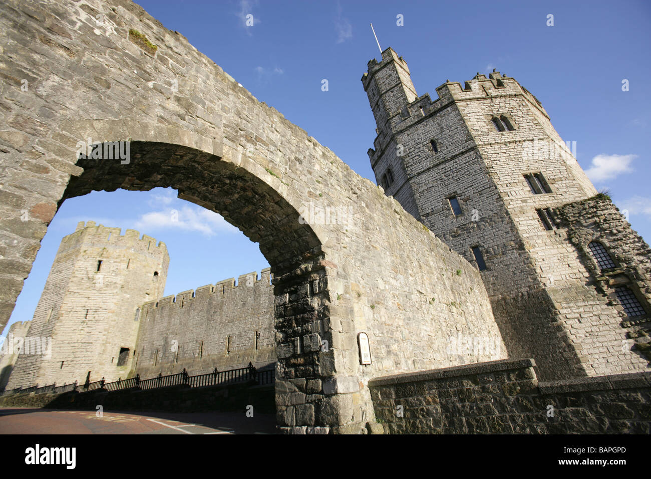 Città di Caernarfon, Galles. Caernarfon Town Wall arch a penna, Deitsh con Torre Aquila e Water Tower in background. Foto Stock