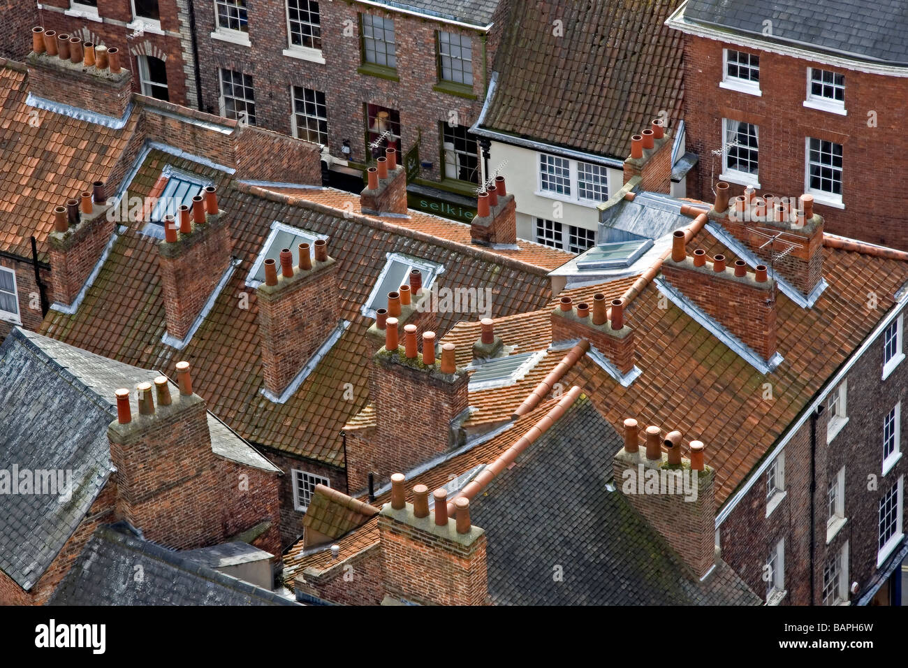 I tetti e comignoli di case nel centro di York, nello Yorkshire, Inghilterra, Regno Unito Foto Stock