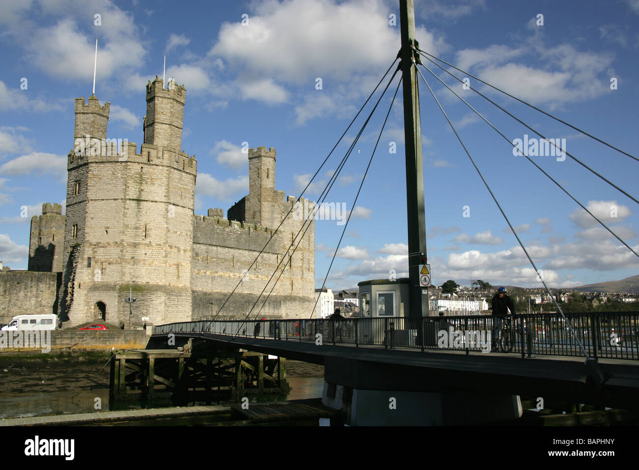 Città di Caernarfon, Galles. Aber ponte girevole con la Torre Aquila della storica Caernarfon Castle in background. Foto Stock