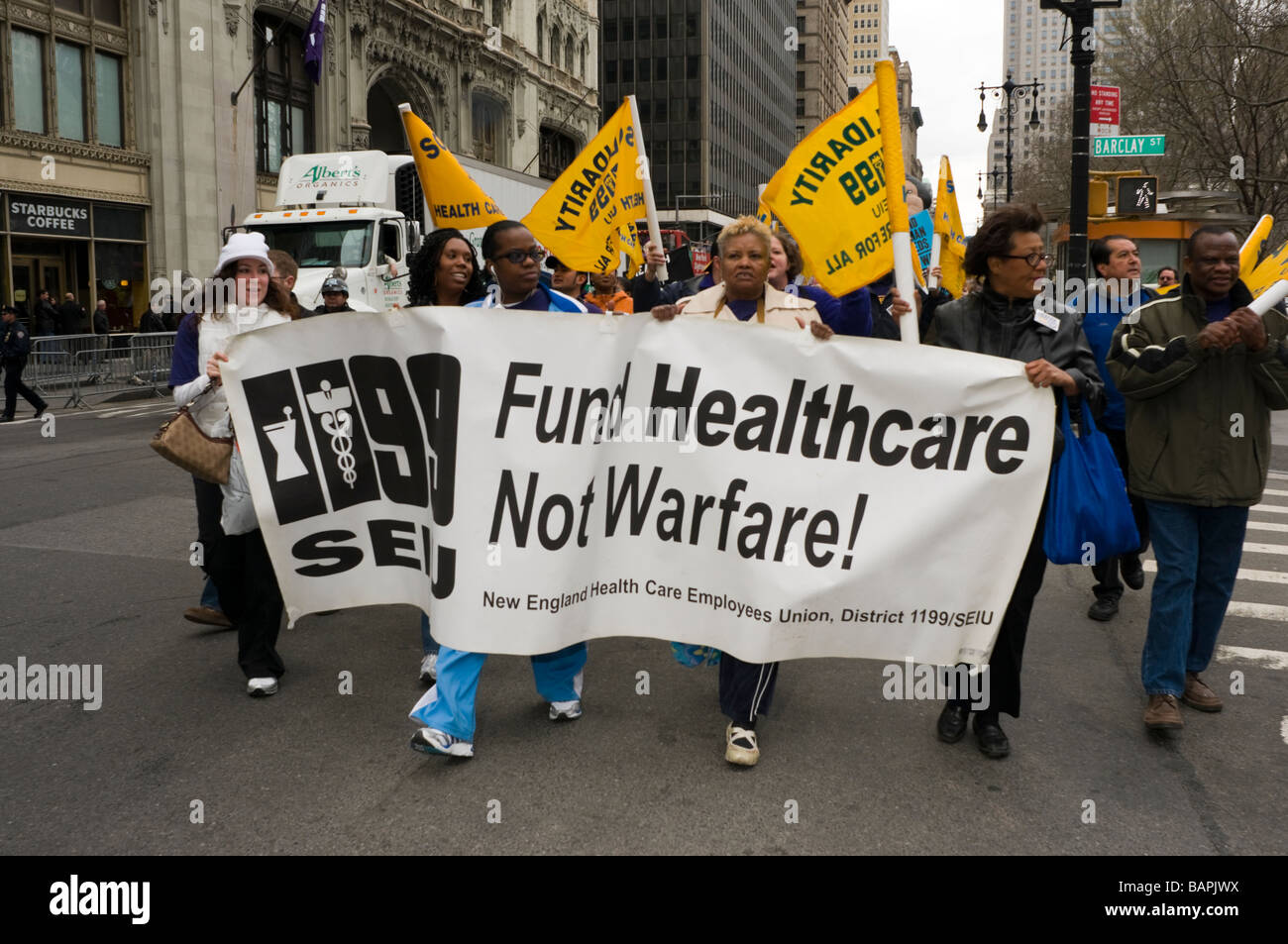 New York City, NY - membri del sindacato protesta corporate bail out e la modalità di chiamata per i fondi da utilizzare per il settore sanitario Foto Stock