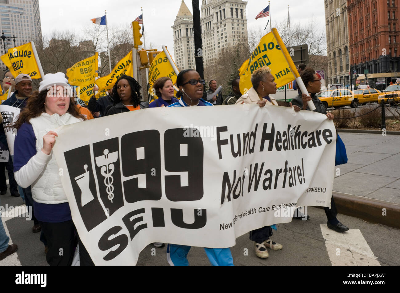 New York City, NY - membri del sindacato protesta corporate bail out e la modalità di chiamata per i fondi da utilizzare per il settore sanitario Foto Stock